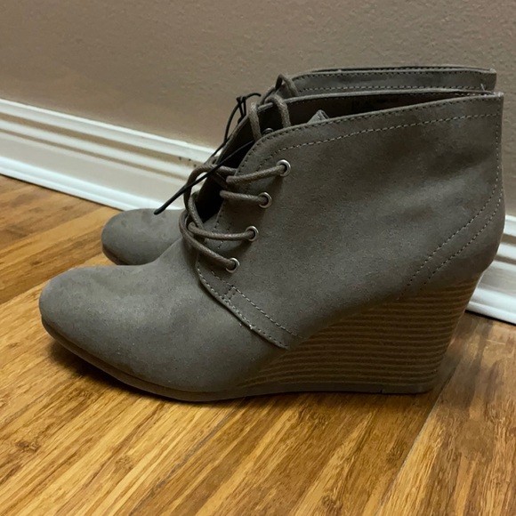 Arizona Jean Co  Memory Foam Heels - Picture 2 of 8